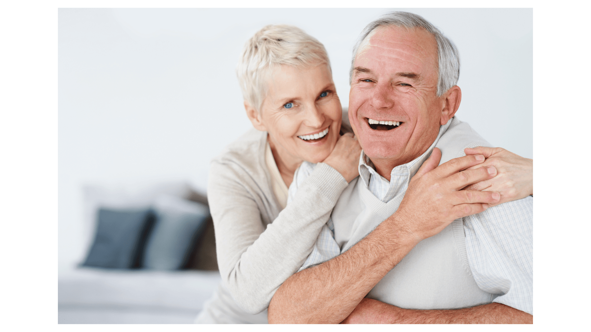 Casal sorrindo, satisfeito com o tratamento